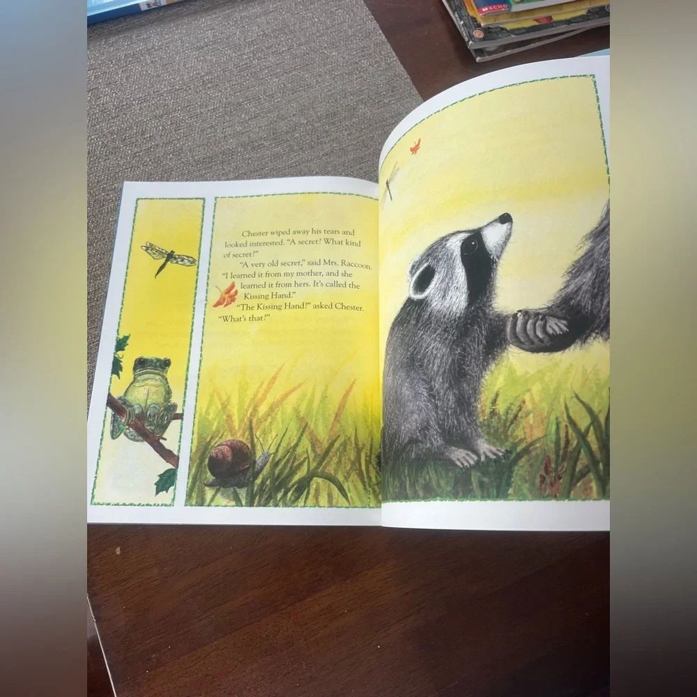 The Kissing Hand book‎